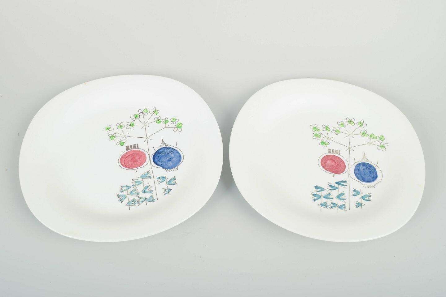 Marianne Westman voor Rörstrand. Twee faience borden. Serie "Pomona", midden 20e eeuw. photo furniture