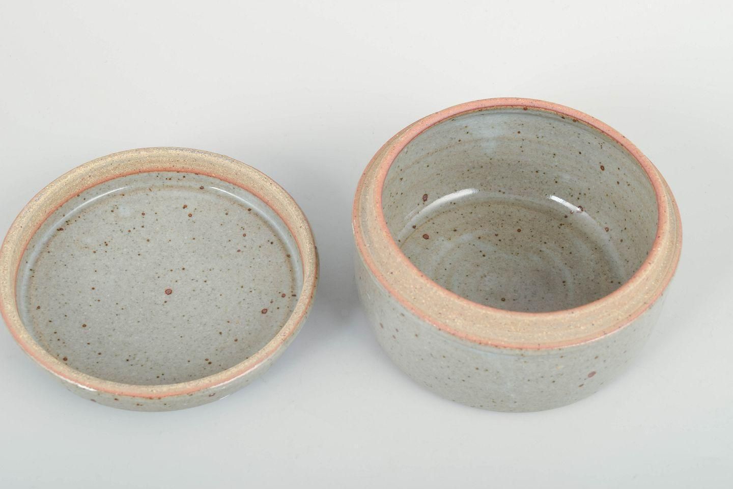 Jepson Pottery, USA. Pot à couvercle à décor d'inspiration chinoise. Milieu du XXe siècle. photo for sale