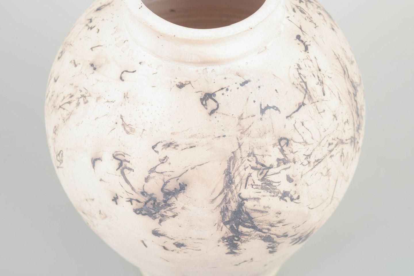Eli Keller, Duitsland. Stoneware vaas met licht glazuur en gemarmerde decoratie. photo for sale