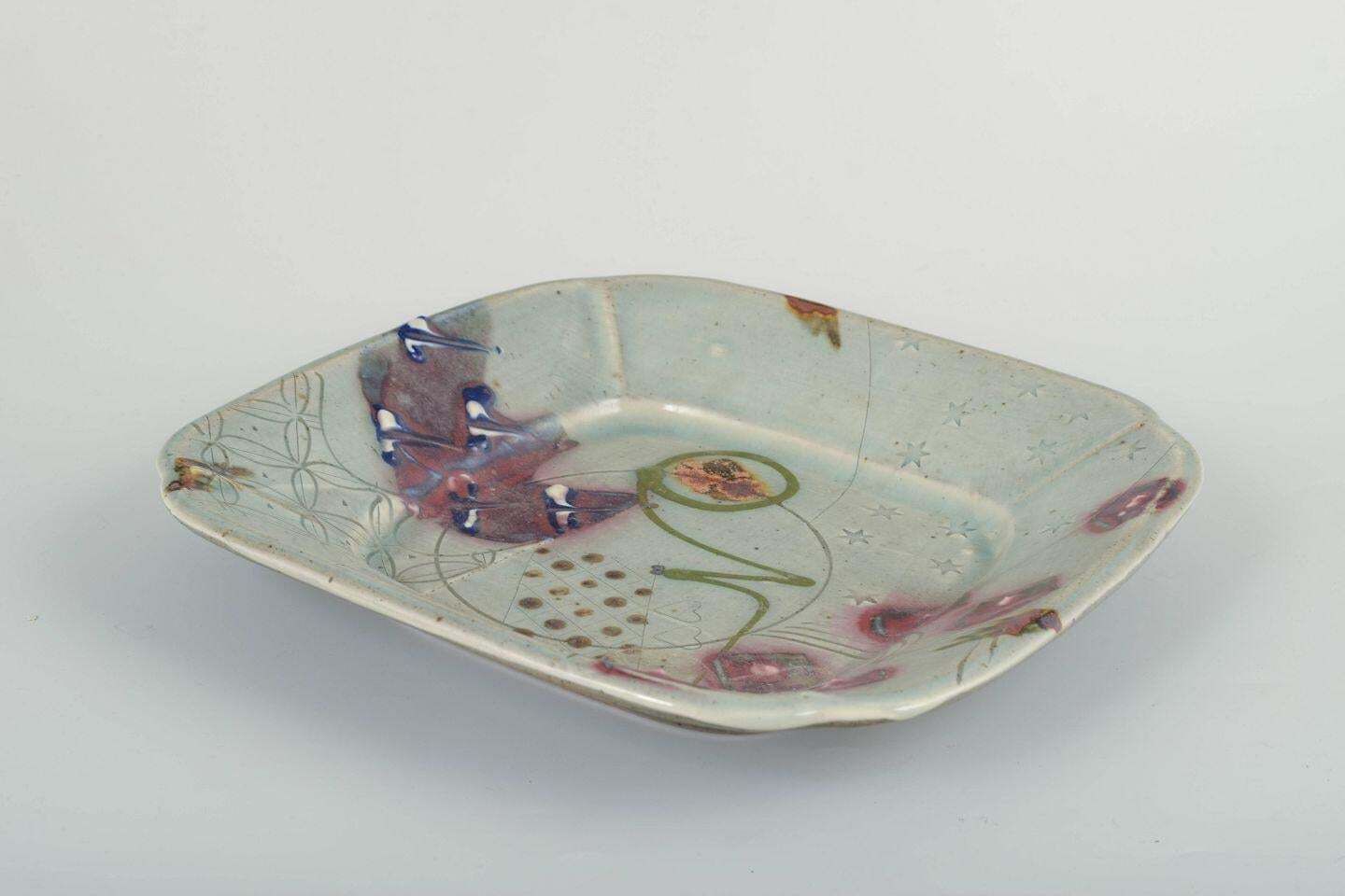 Jepson Pottery, USA. Plat carré en céramique dans le style chinois. Milieu du XXe siècle. photo furniture