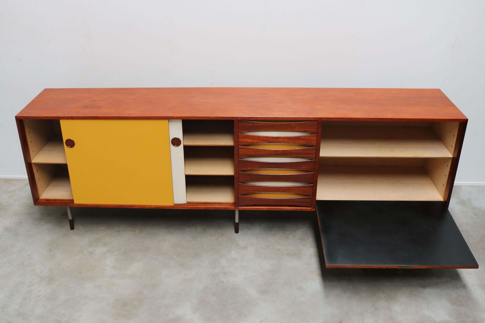 Meubels Zeldzaam Arne Vodder Model 29A "Triennale" dressoir in teak voor Sibast, Denemarken. photo