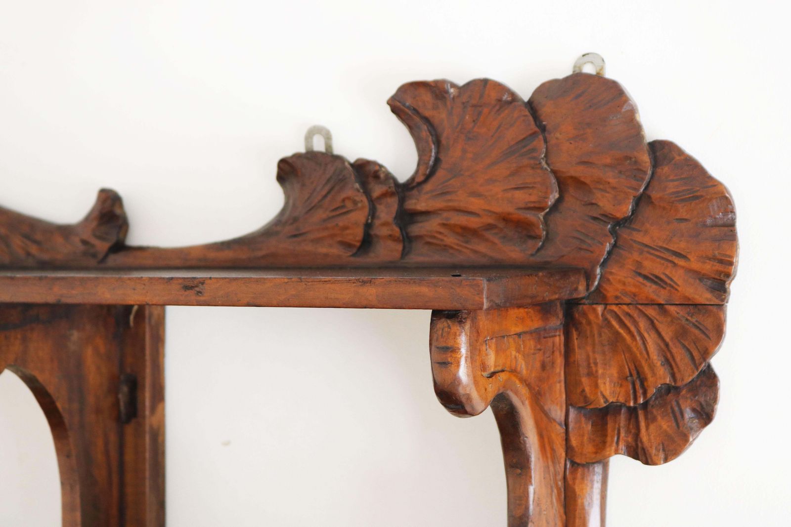 photo vintage Antieke grote Art Nouveau 'Ginko' wandplank / boekenplank, Frankrijk ca. 1900, walnoot