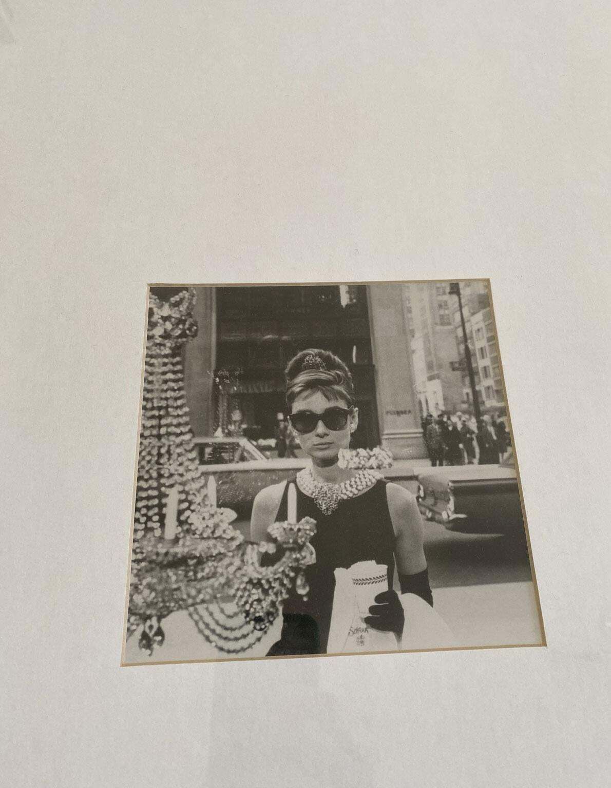 Zwart-witprint van Audrey Hepburn in Breakfast at Tiffany's, vintage photo for sale