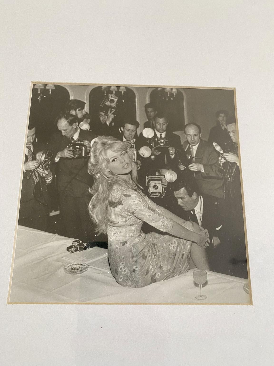 Zwart-witprint van Brigitte Bardot in zwarte lijst photo vinterior