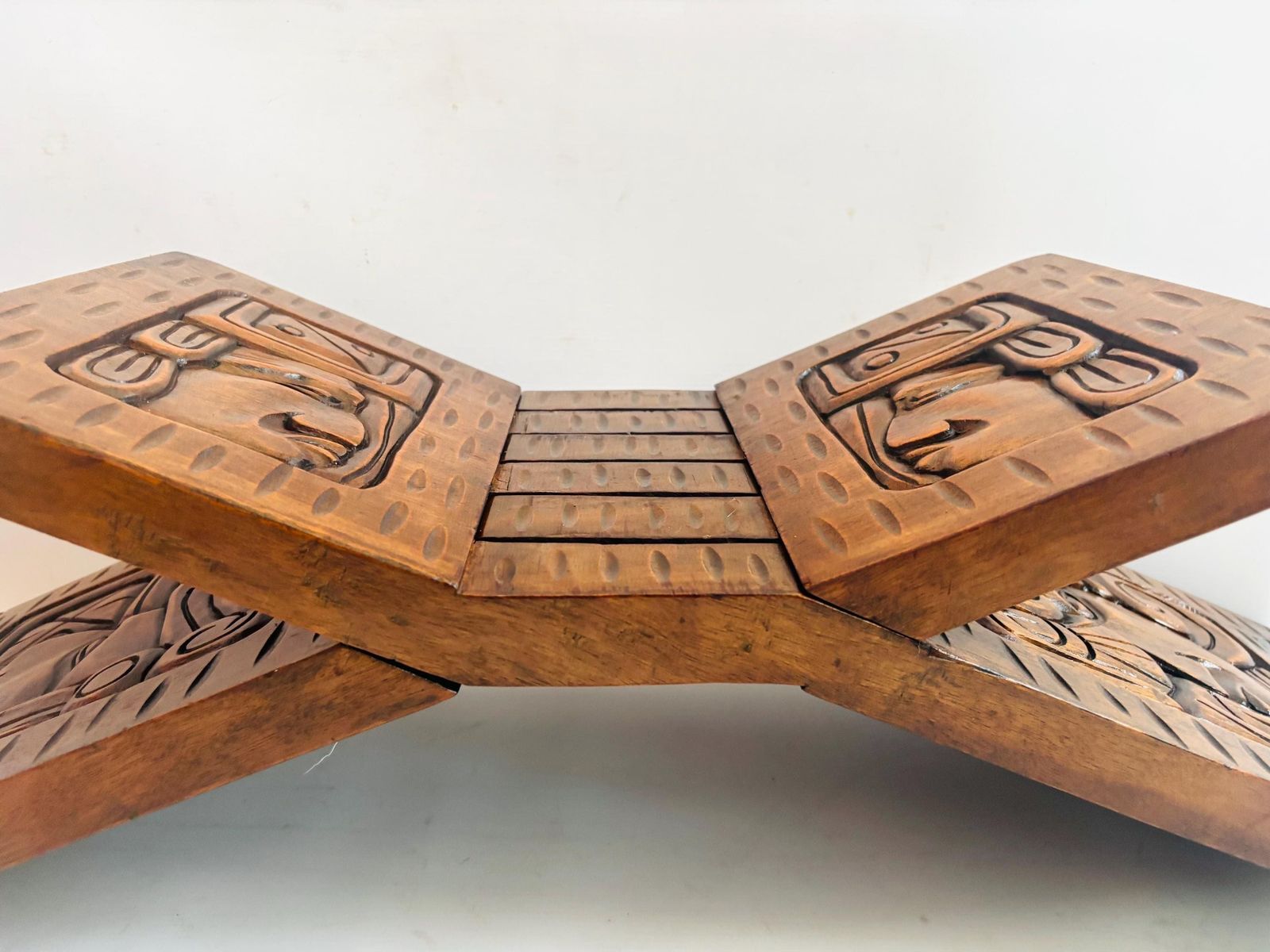 Banc pliant vintage Brutalist en acajou du Honduras sculpté à la main - tabouret Folk Art Tribal mid-century photo for sale