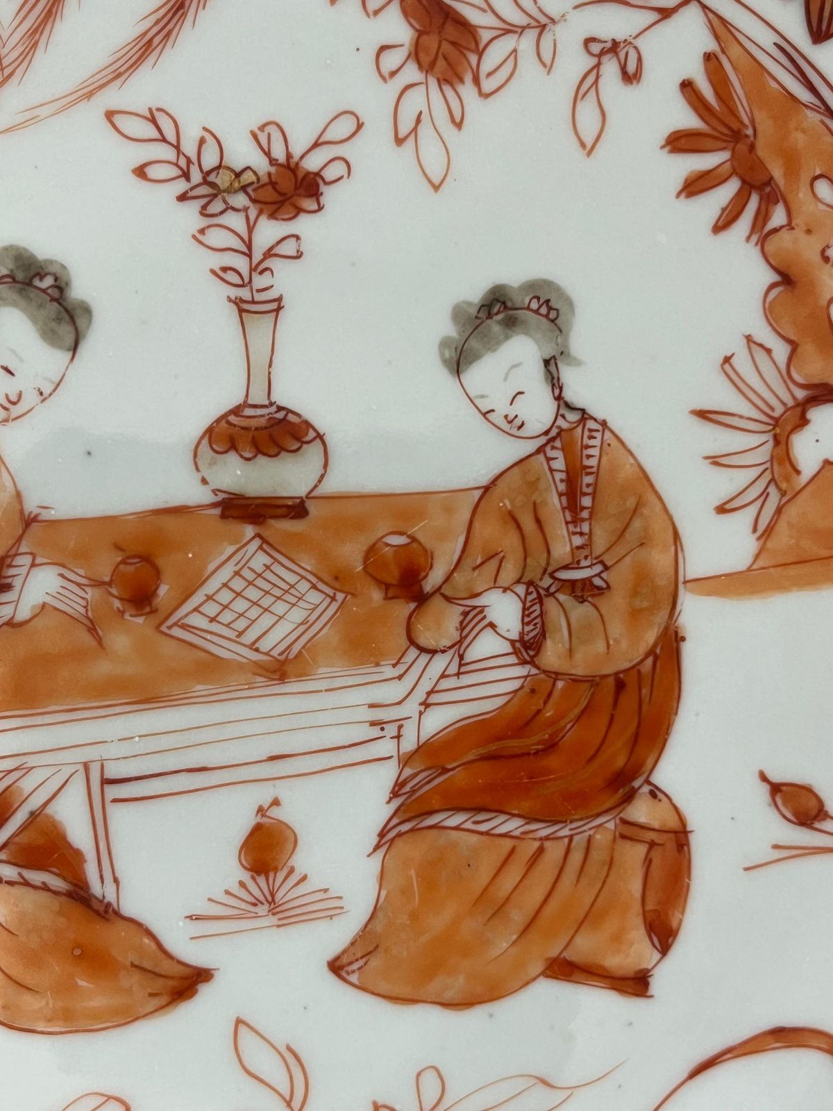 photo for sale Chinees Kangxi-periode handgeschilderd Rouge de Fer figuratief bord, ca. 1710