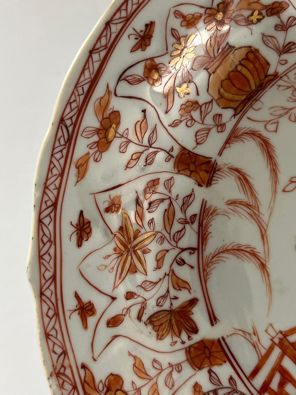 photo buy Chinees Kangxi-periode handgeschilderd Rouge de Fer figuratief bord, ca. 1710