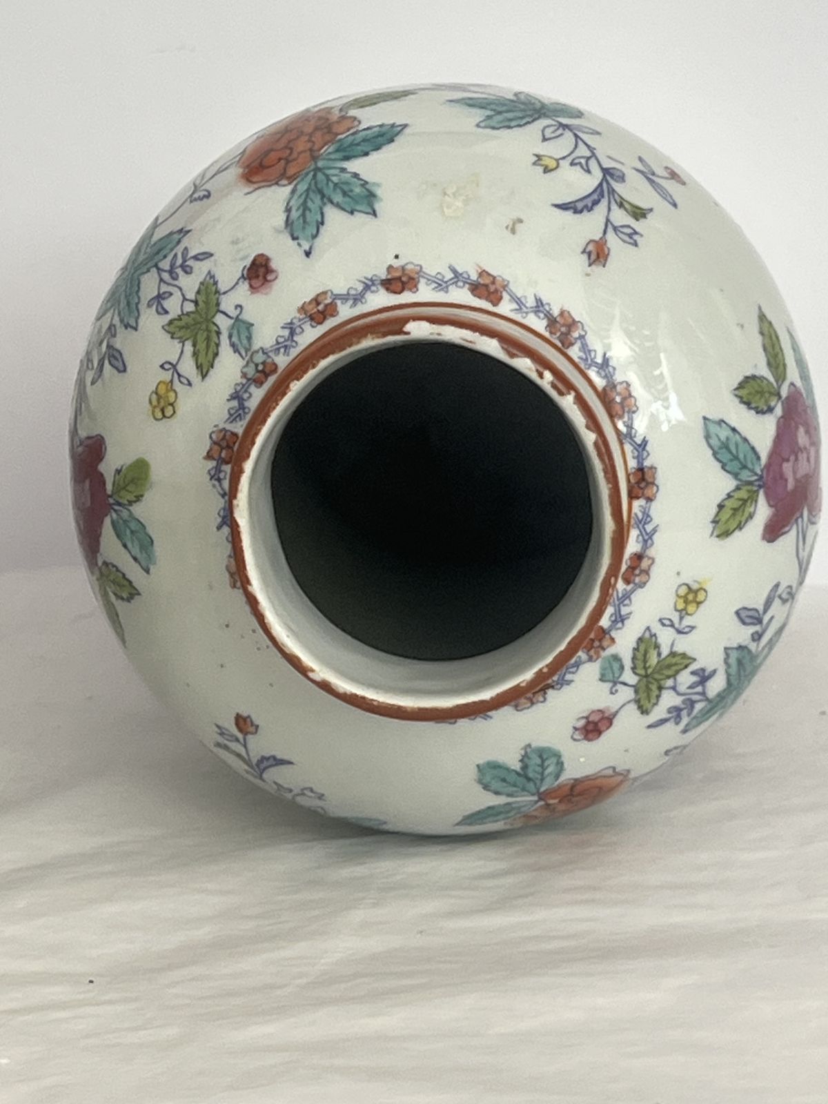 Chinese Famille Rose porseleinen vaas, eind 20e eeuw. photo furniture