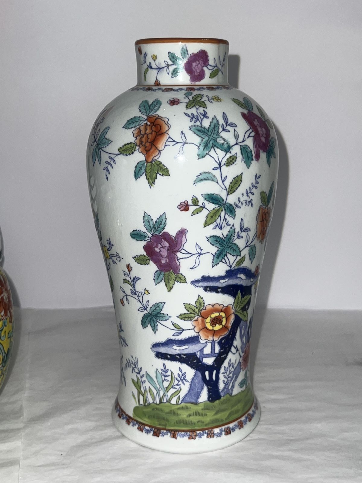 Chinese Famille Rose porseleinen vaas, eind 20e eeuw. photo 120.0