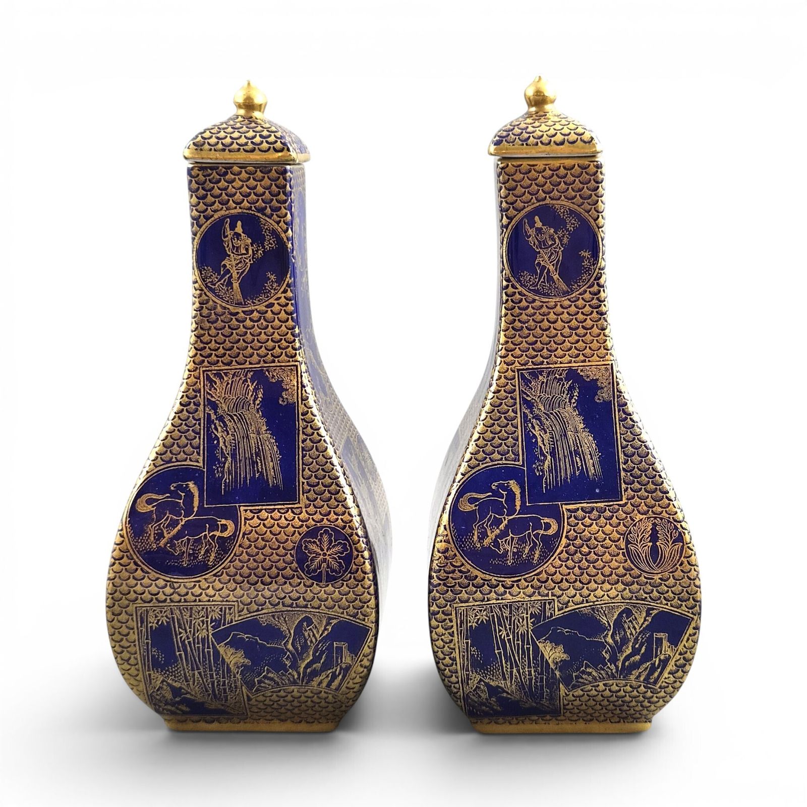 Uiterst zeldzaam paar Mason's Patent Ironstone Mazarine Blue vazen ca. 1830 48