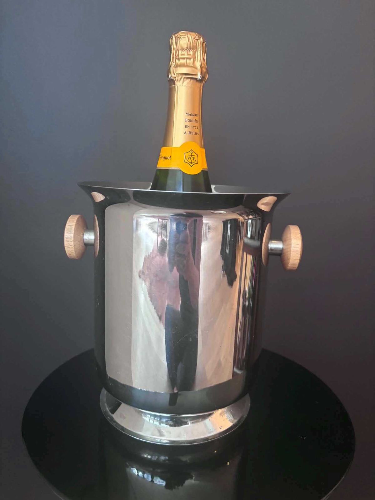 Seau à champagne vintage en acier inoxydable avec anses en bois, refroidisseur à vin moderniste, Made In Italy, art de la table photo vintage