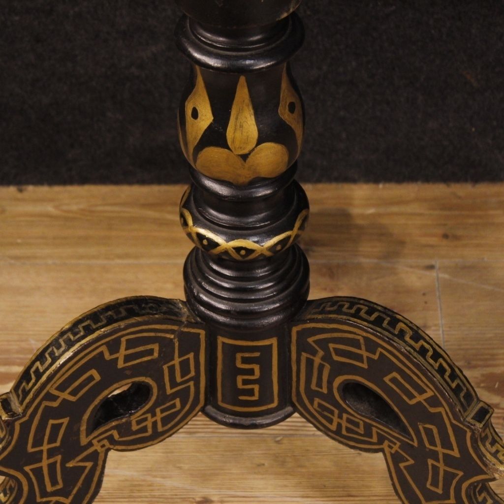 photo furniture Table d'appoint anglaise laquée et peinte, début du XXe siècle