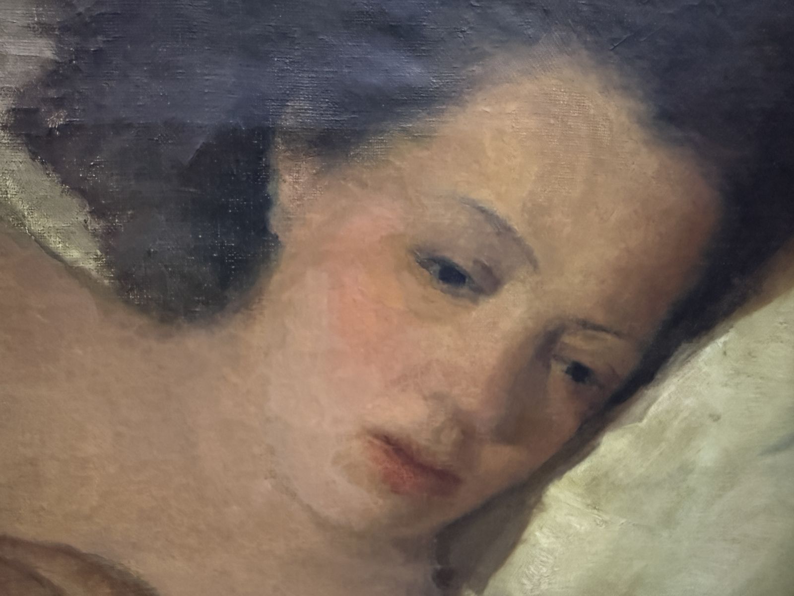 Josep Lloveras Feliu – Liggende vrouw in blauw, modern Europees figuratief interieur, olieverf op doek, jaren 1950 photo Kunst