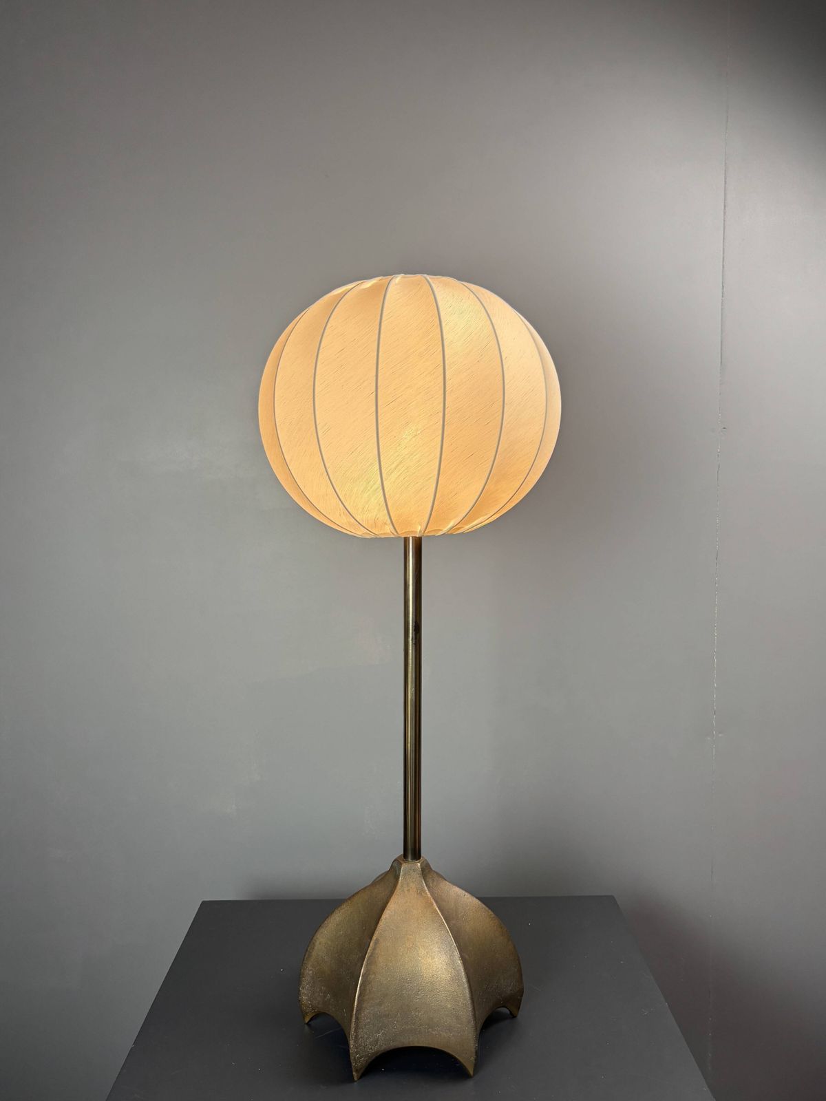 Grande lampe de table brutaliste en bronze, Jan des Bouvrie pour Qasar, Pays-Bas, années 1990 photo vinterior