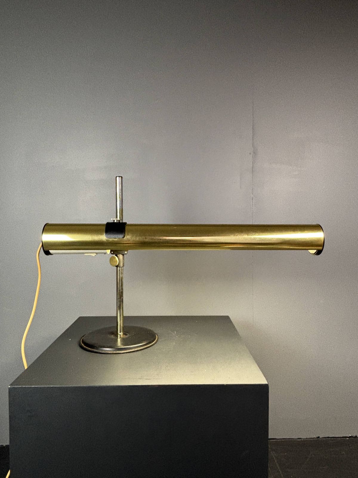 Grande lampe de bureau en laiton Ateljé Lyktan, modèle Kanon, par Göran Pehrson, 1978 photo Luminaires