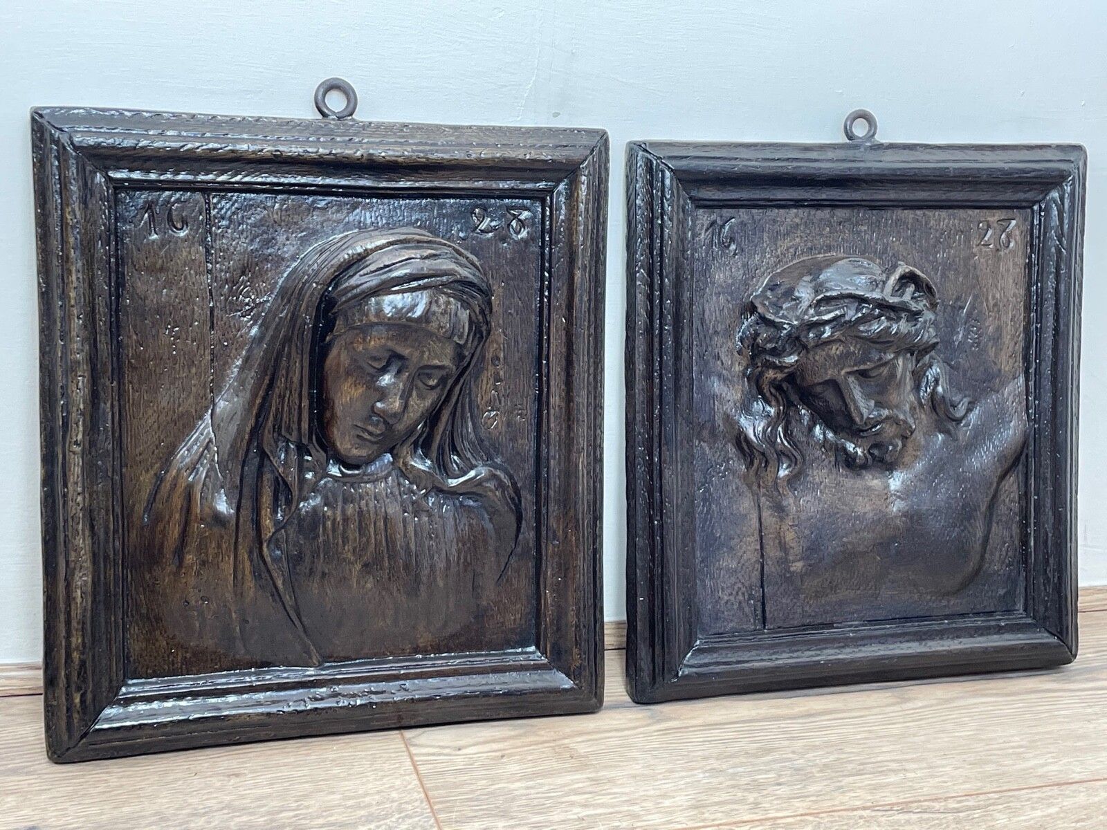 Paar antieke Belgische kerkelijke wandreliëfs in gips, Maria en Jezus photo furniture