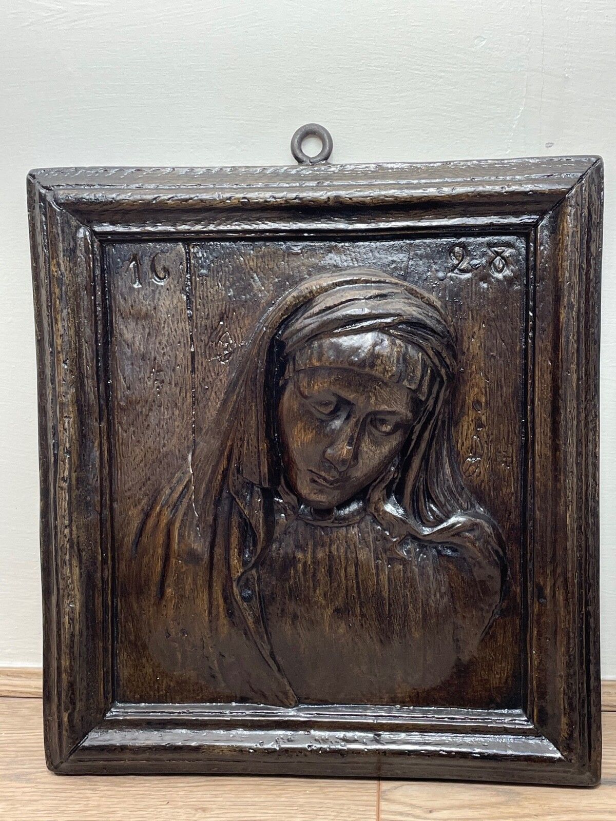 Paar antieke Belgische kerkelijke wandreliëfs in gips, Maria en Jezus photo Kunst