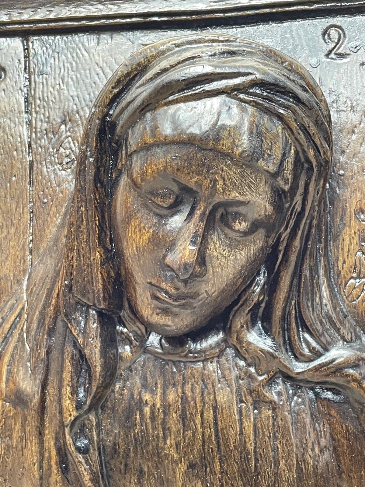 Paar antieke Belgische kerkelijke wandreliëfs in gips, Maria en Jezus photo vinterior