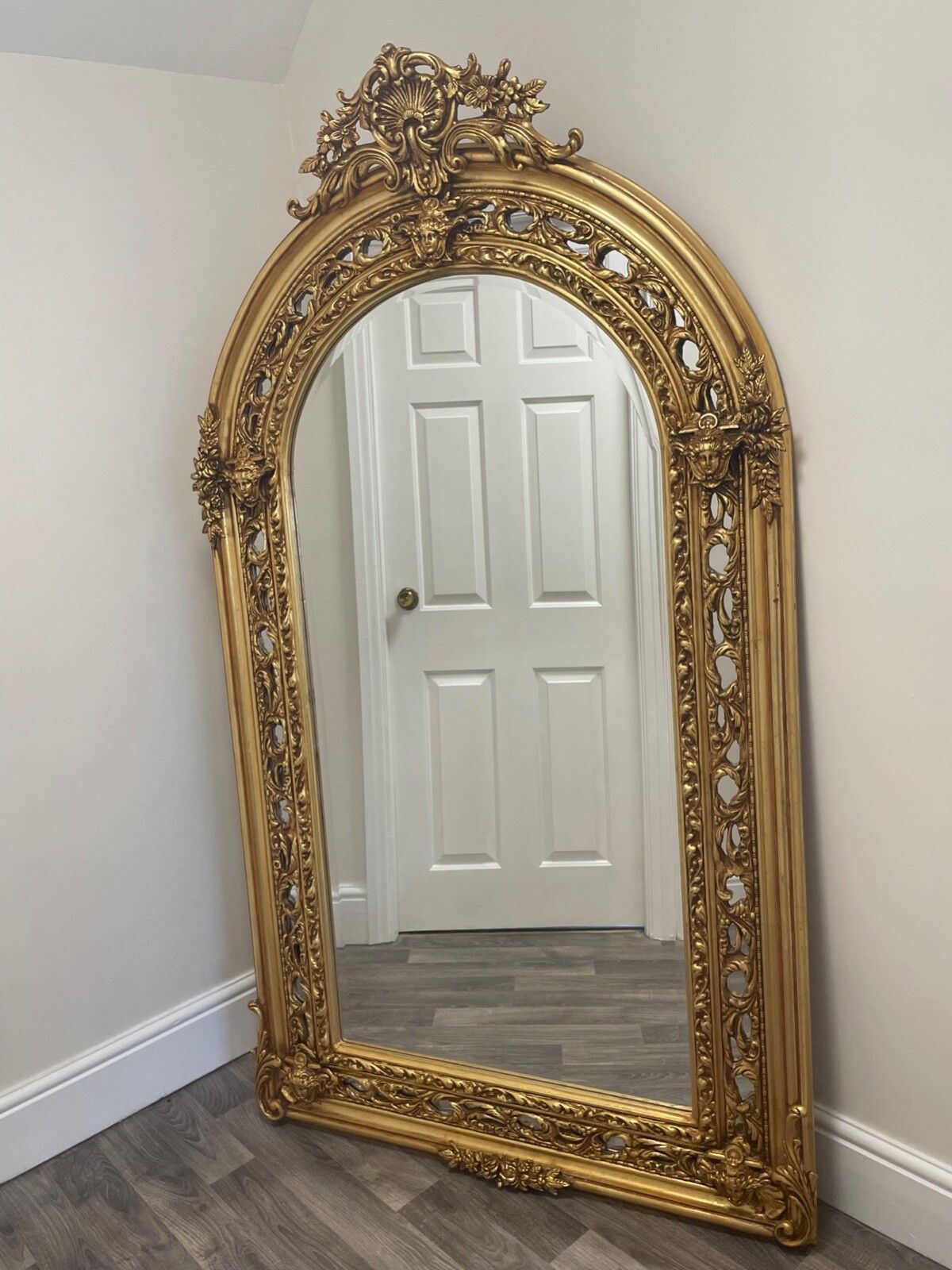 Grote Franse vergulde rococo wandspiegel, sfinxmaskers, Napoleon III-stijl photo furniture