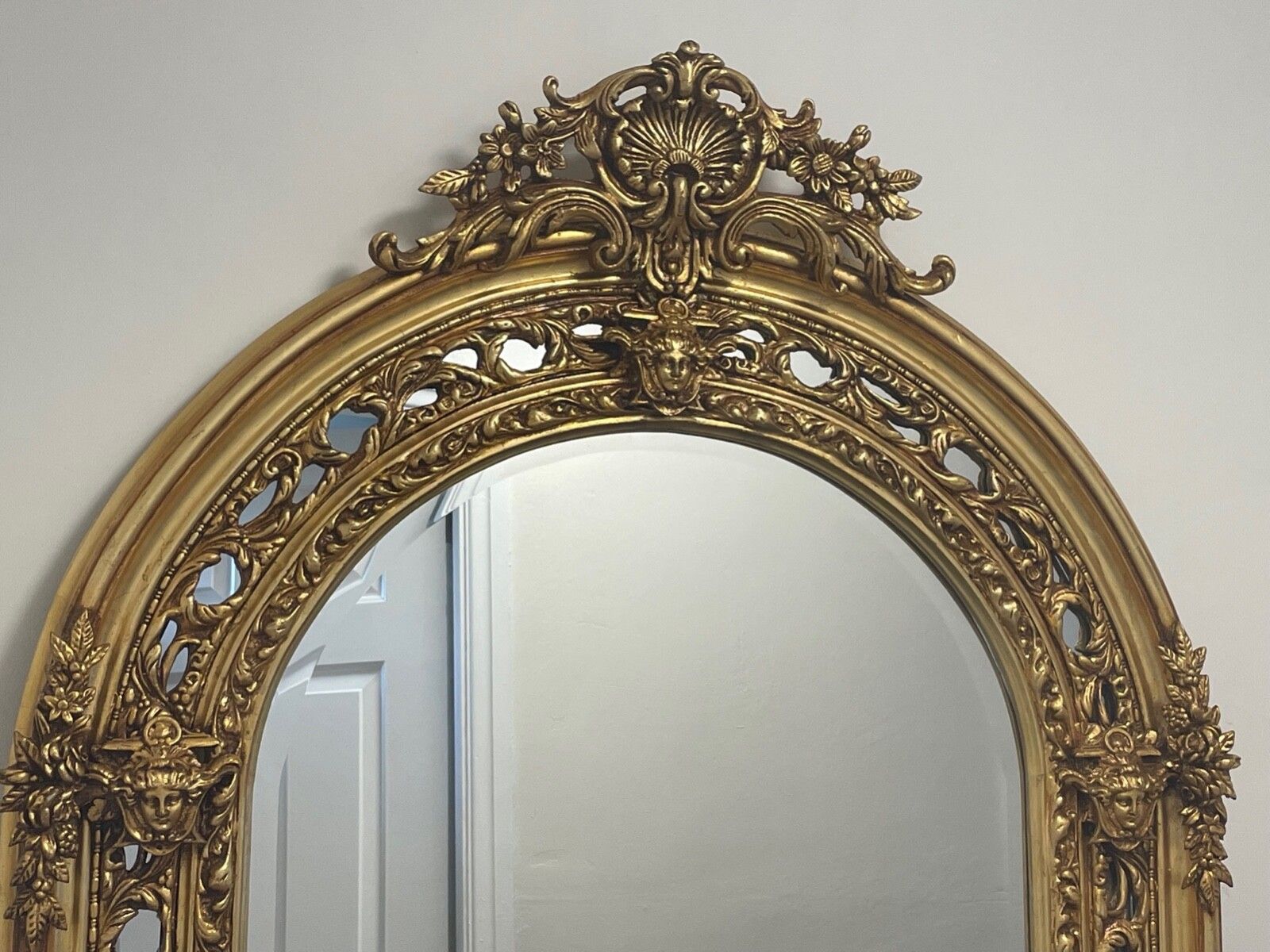Grote Franse vergulde rococo wandspiegel, sfinxmaskers, Napoleon III-stijl photo for sale