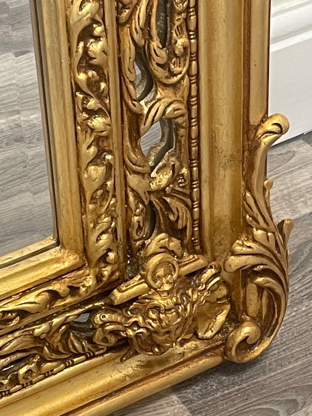 Grote Franse vergulde rococo wandspiegel, sfinxmaskers, Napoleon III-stijl photo vinterior