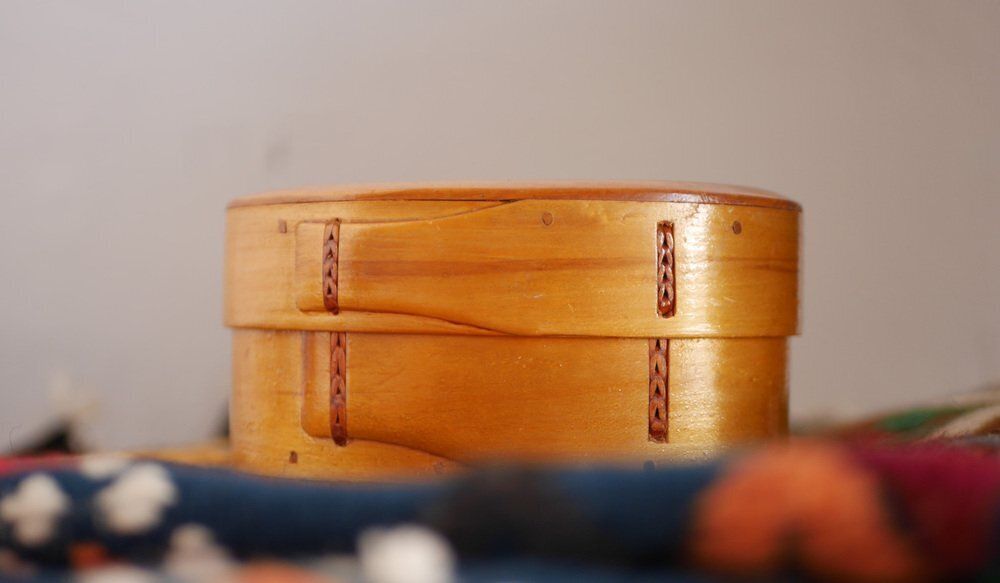 Boîte à copeaux suédoise vintage en bois cintré, années 1920 photo furniture