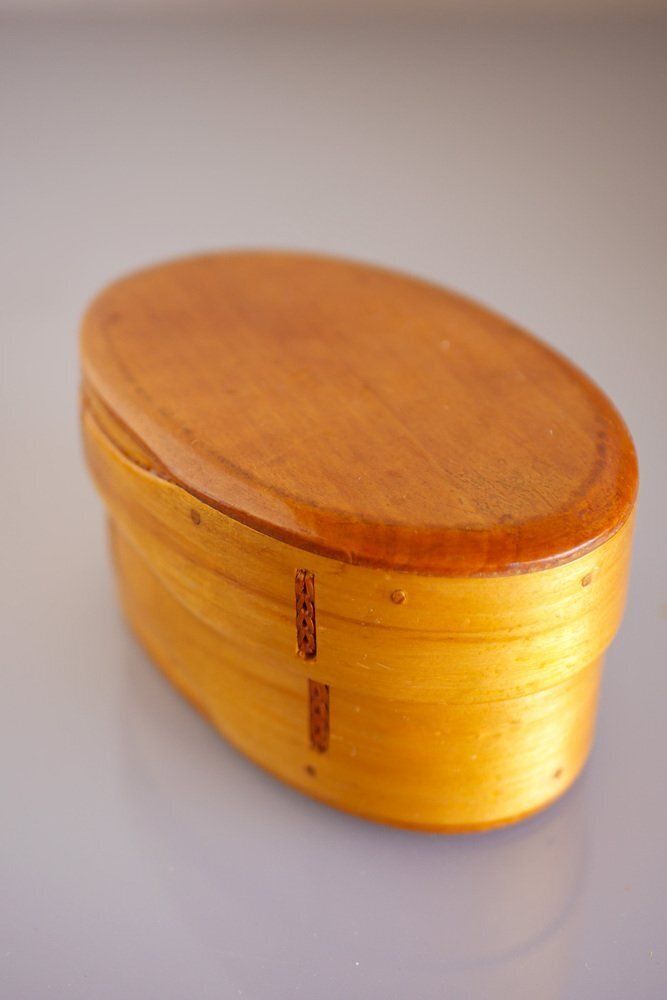 Boîte à copeaux suédoise vintage en bois cintré, années 1920 photo Décoration
