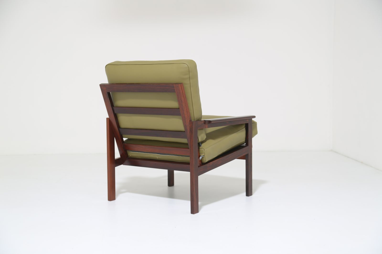 photo vinterior Fauteuil lounge vintage en palissandre et cuir vert, par Illum Wikkelso pour N. Eilersen, années 1950.