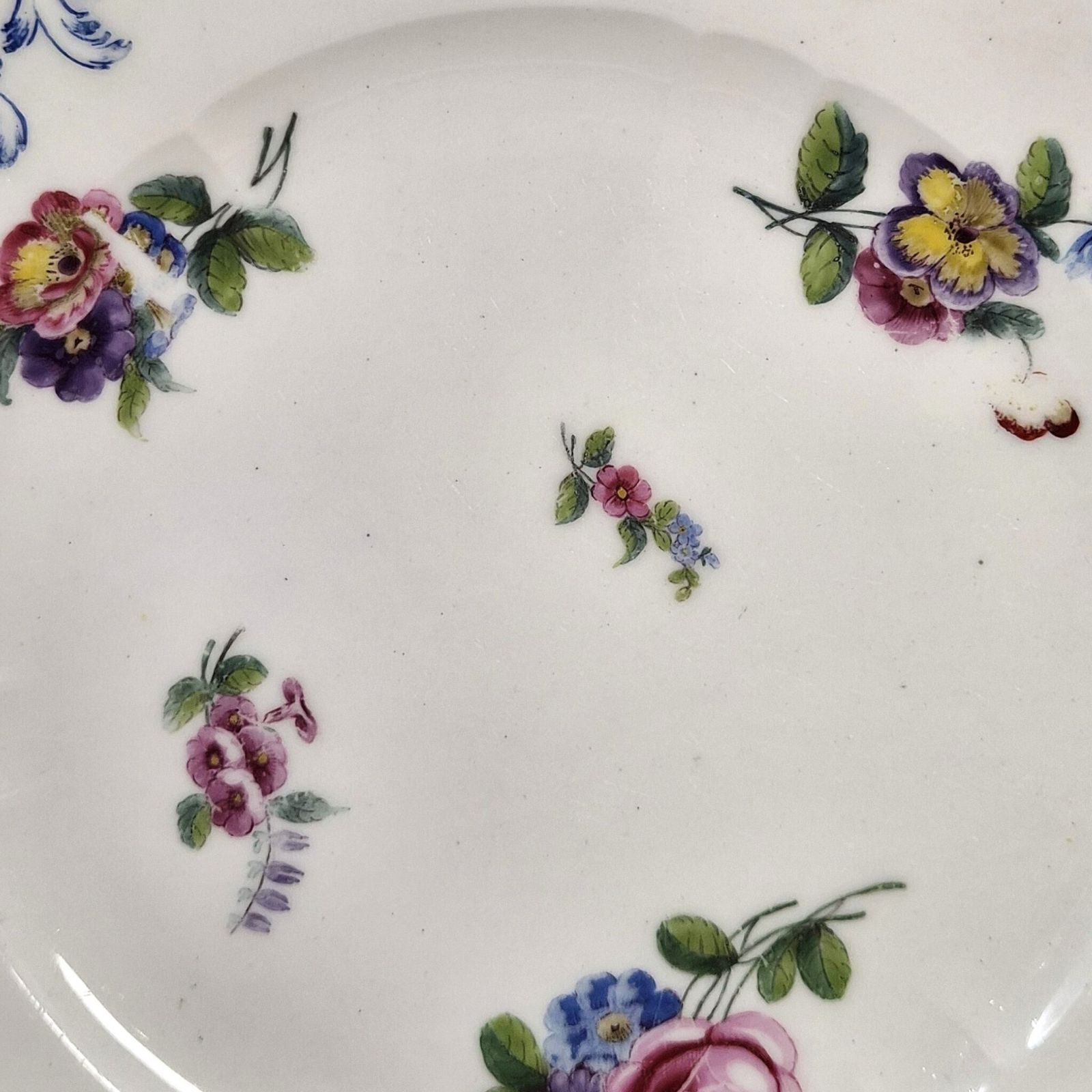 Frans Sèvres pâte tendre porseleinen dinerbord door Ambroise Michel, 1777 photo Woonaccessoires