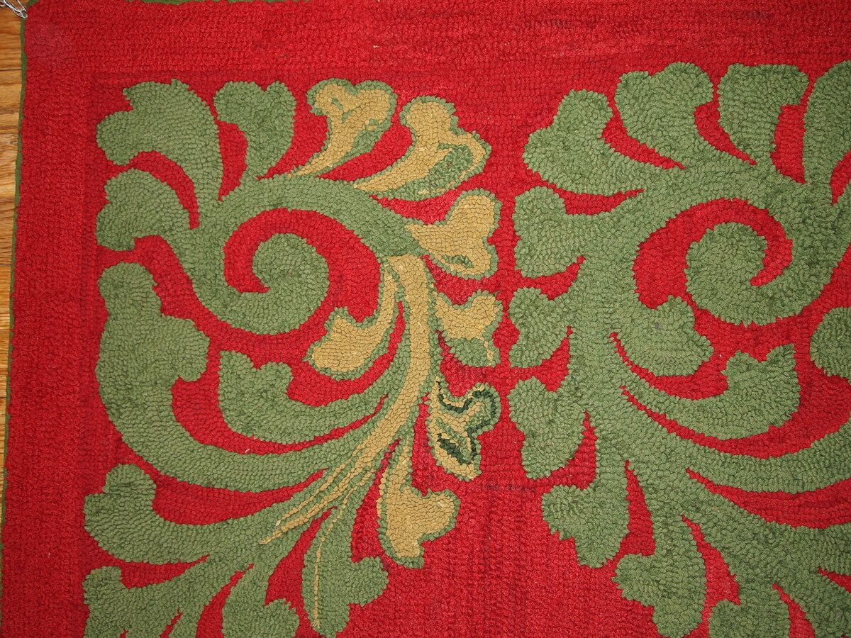 Handgemaakte antieke Amerikaanse gehaakte vloerkleed 88 cm x 152 cm, ca. jaren 1920, wol, rood-groen photo furniture