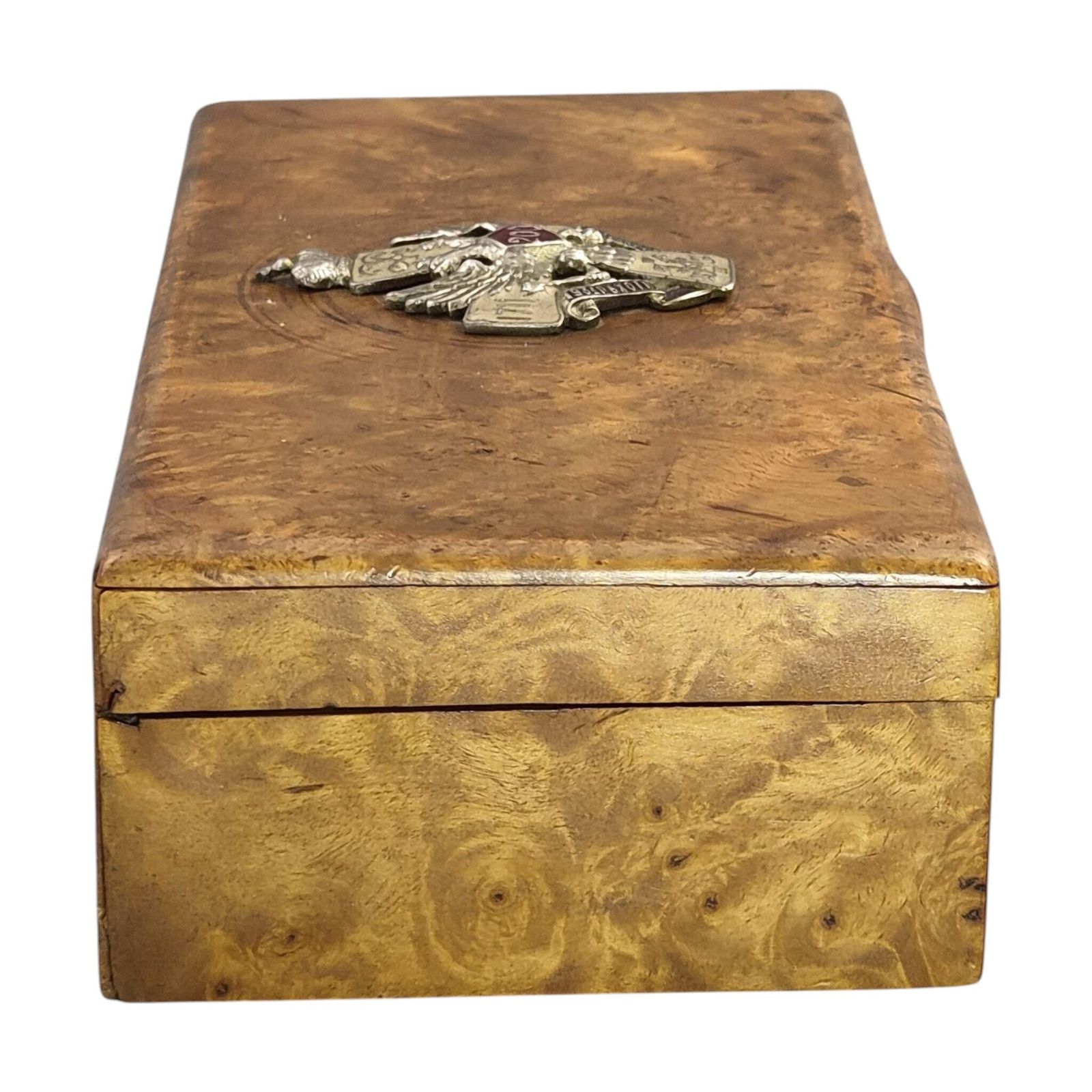 photo furniture Russische officiersdoos in Karelisch berkenhout met zilveren emaille-insigne, 1914