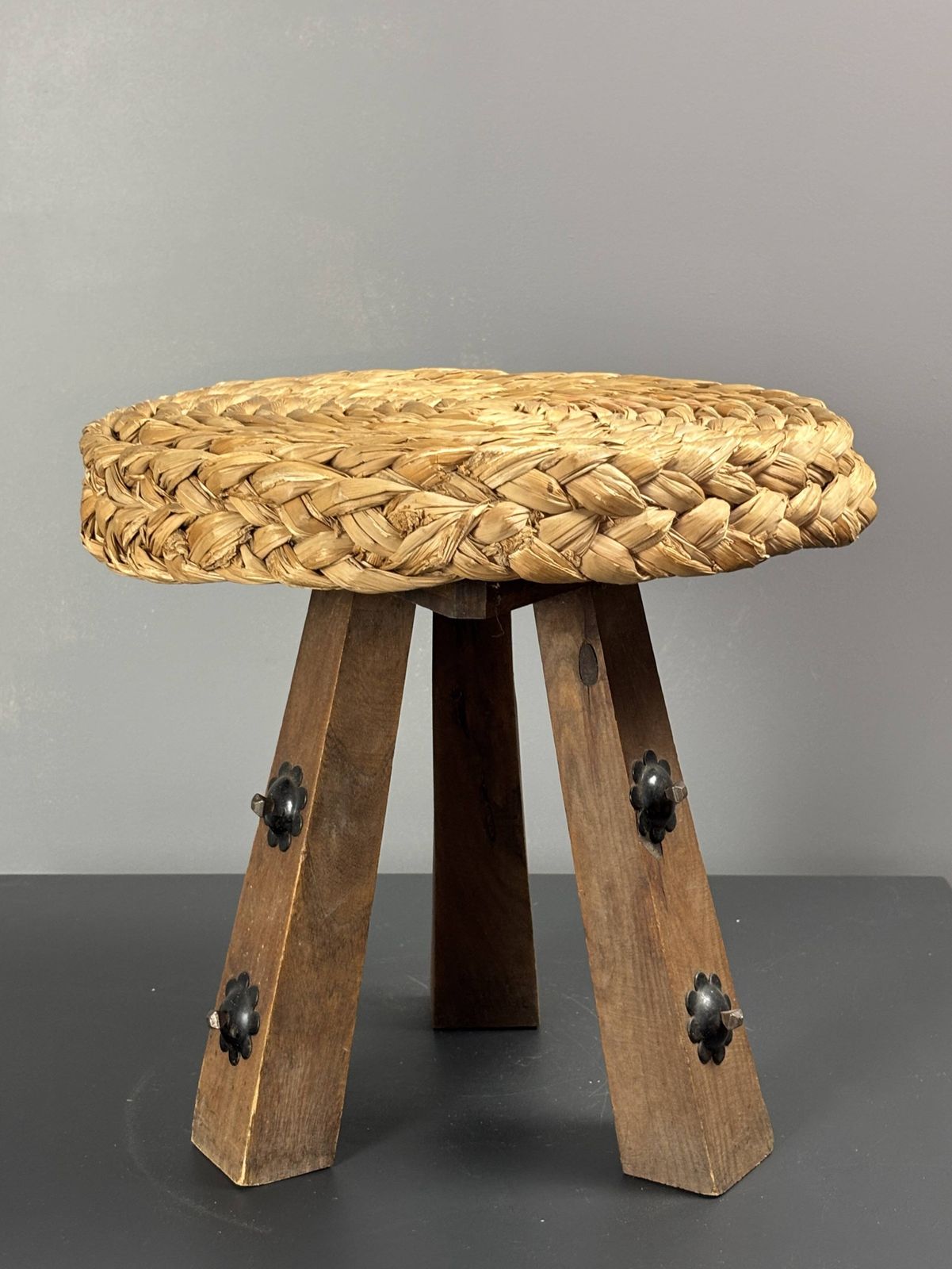 photo furniture Tabouret tripode mid-century en corde tressée, dans le style de Audoux & Minet, années 1950