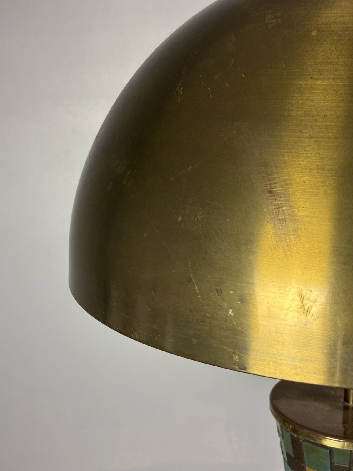 Lampe de table XL mid-century en mosaïque et laiton, abat-jour champignon doré, années 1960 photo 840.0