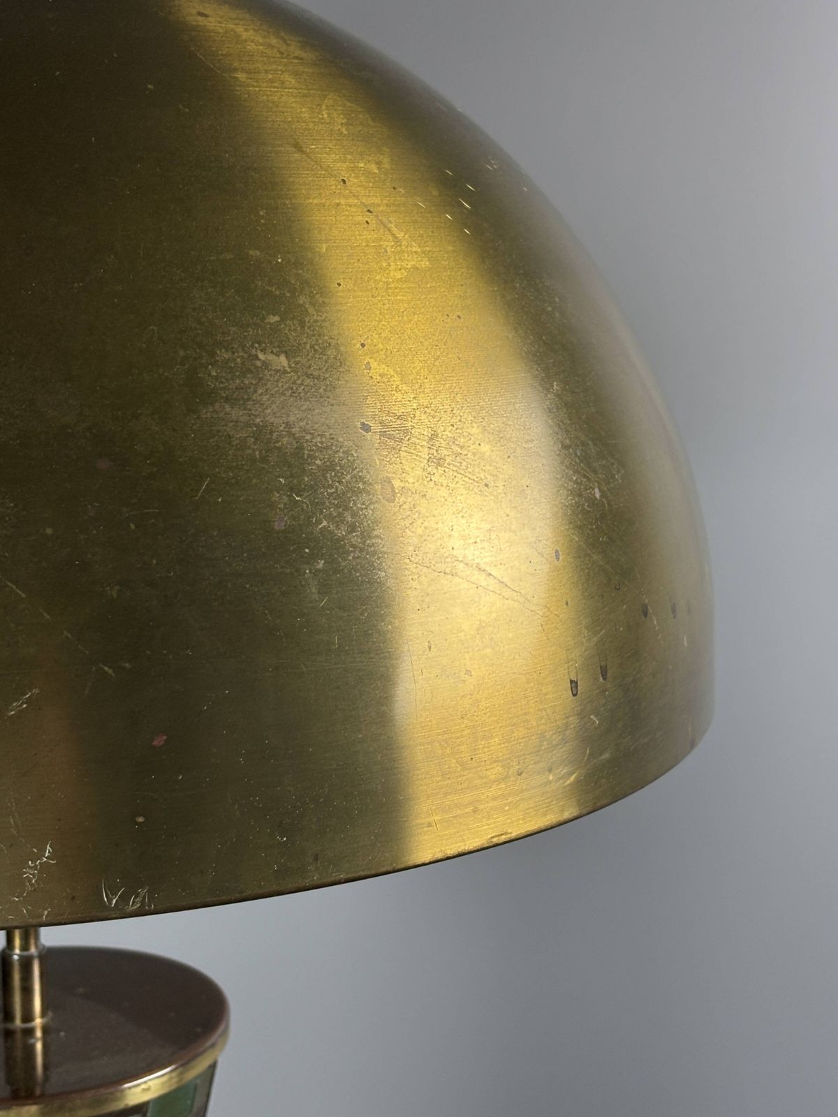 Lampe de table XL mid-century en mosaïque et laiton, abat-jour champignon doré, années 1960 photo buy