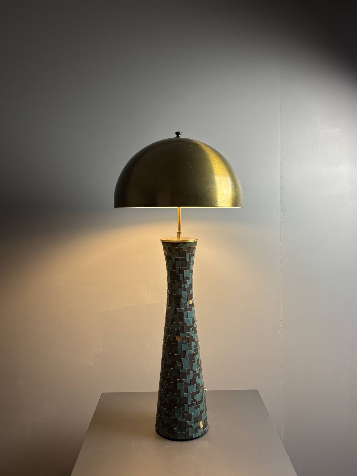 photo vintage Lampe de table XL mid-century en mosaïque et laiton, abat-jour champignon doré, années 1960