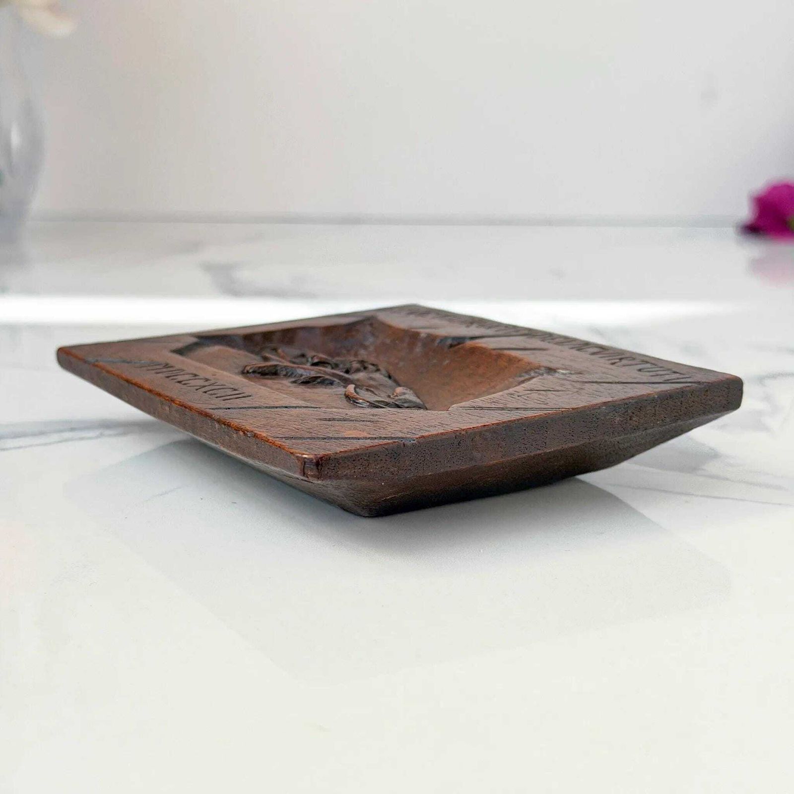 Antiek Zwitsers gesneden houten wandplaquette Leeuw van Luzern, gedenkteken photo buy