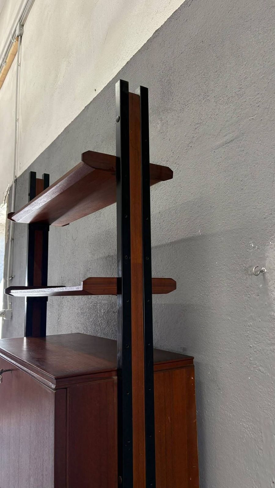 Mid-Century Modern Modulaire Wandkast, Fineer & Zwart Metalen Stellingkast, jaren 1960, Europa photo vinterior