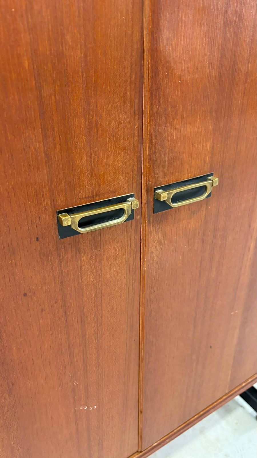 1479.0 Mid-Century Modern modulaire wandkast, fineer & zwart metalen kast, jaren 1960, Europa photo