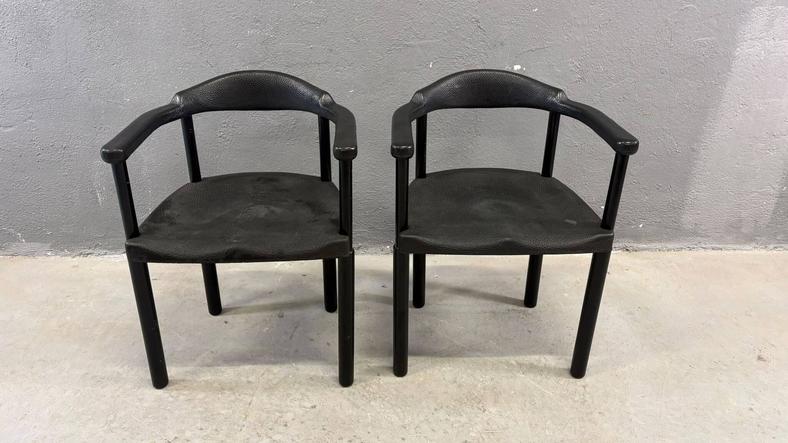 Paar zwarte postmoderne fauteuils, gegoten kunststof, ca. jaren 1980, Europa photo vinterior