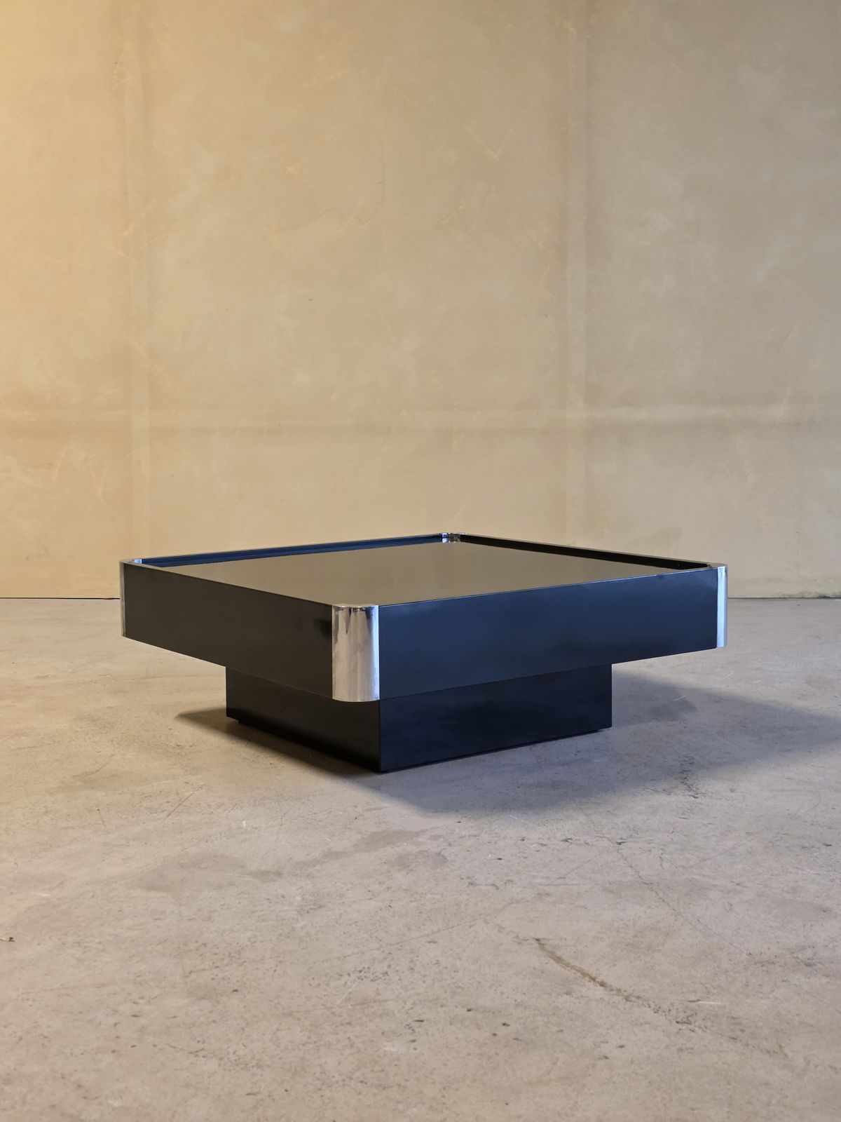 Table basse laquée noire avec détails en chrome, Italie, années 1970