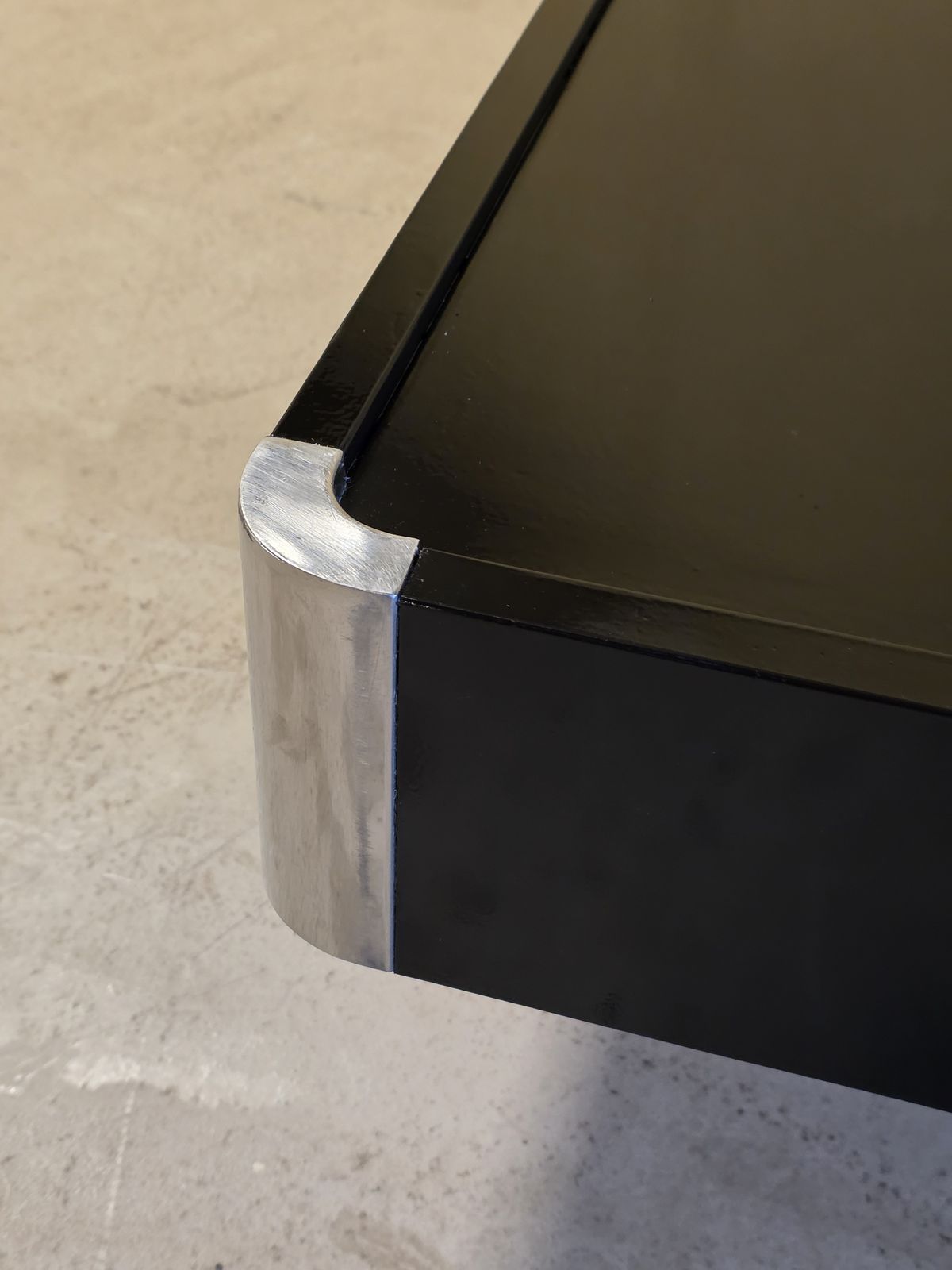 Table basse laquée noire avec détails en chrome, Italie, années 1970 photo 1738.0