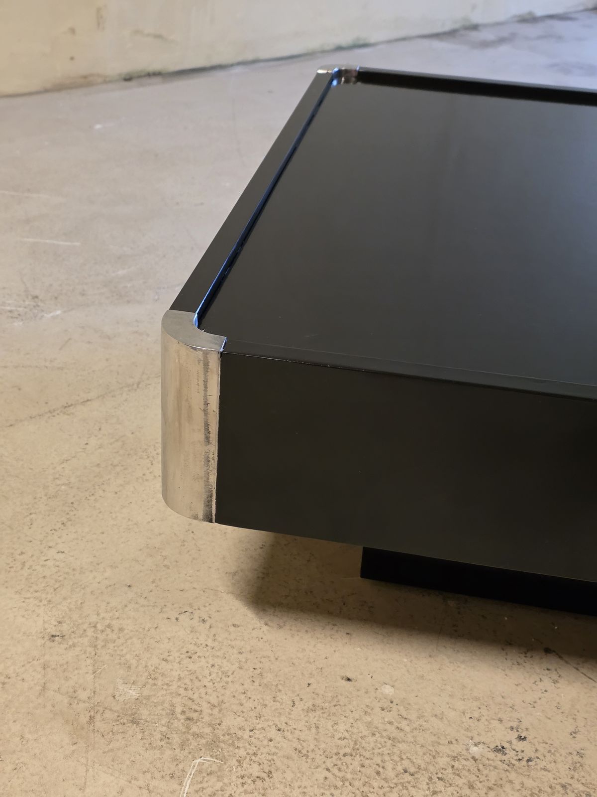 Table basse laquée noire avec détails en chrome, Italie, années 1970 photo vintage