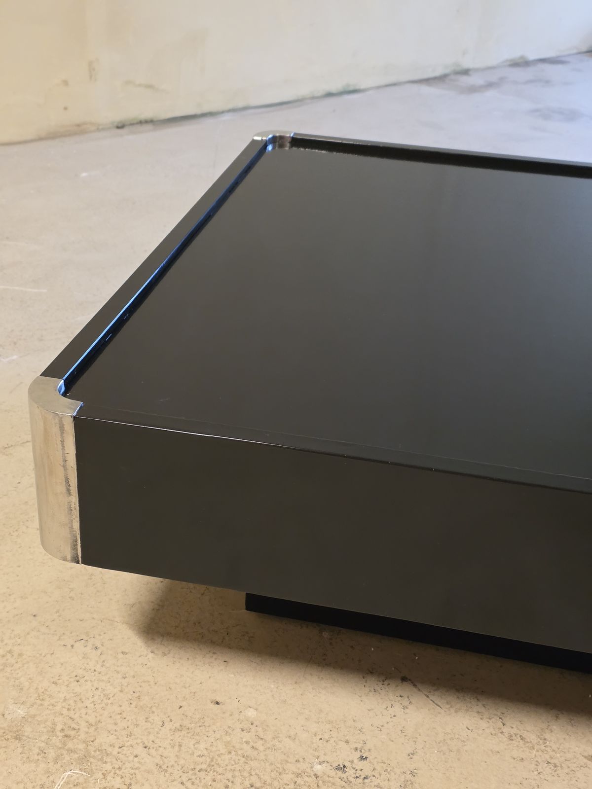 photo furniture Table basse laquée noire avec détails en chrome, Italie, années 1970