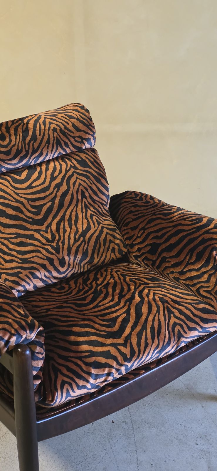 Fauteuil vintage avec ottoman en velours zébré orange photo vinterior