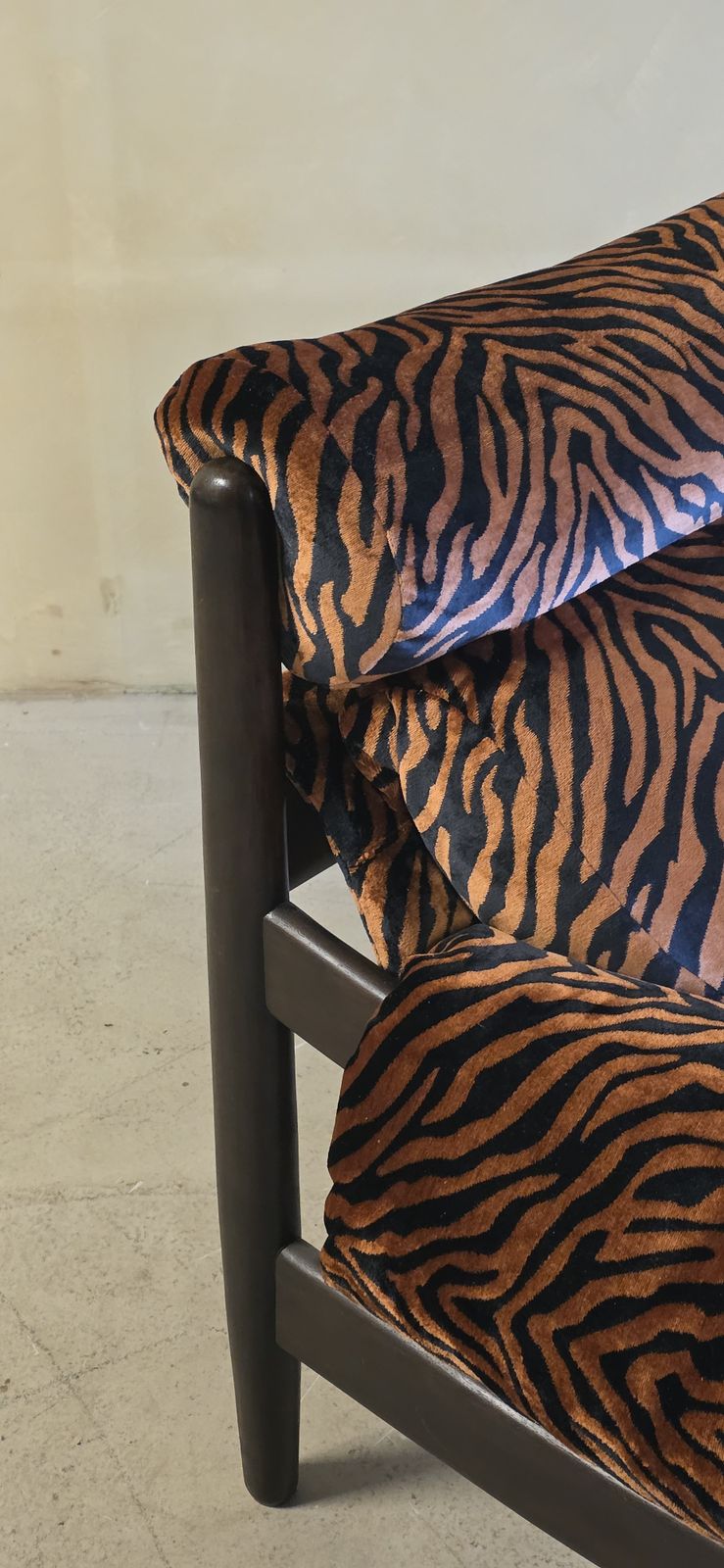 photo furniture Fauteuil vintage avec ottoman en velours zébré orange