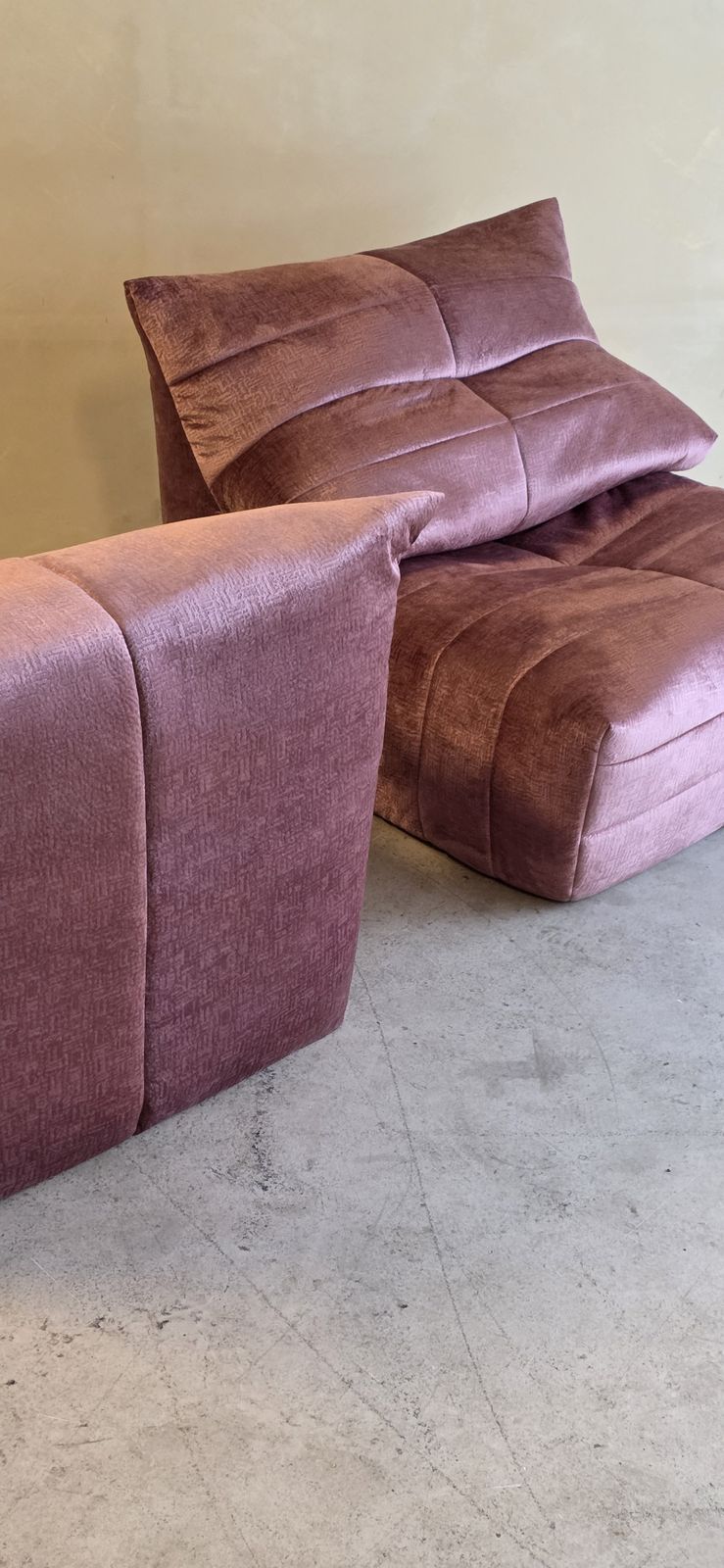 photo buy Lot de 2 fauteuils de salon par Marc Held pour Dunlopillo en velours rose, années 1970