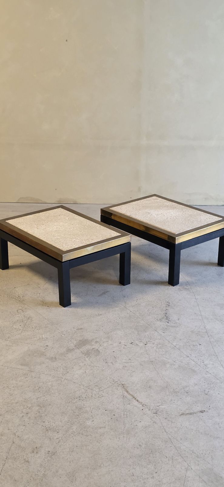 Lot de 2 tables d'appoint en travertin et laiton, années 1970 photo for sale