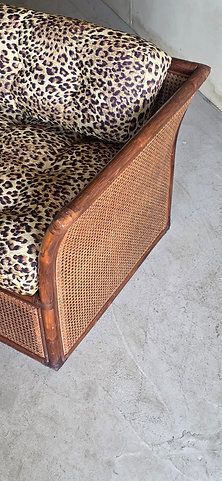 Vintage driezitsbank in rotan en riet met luipaardprint bekleding photo buy