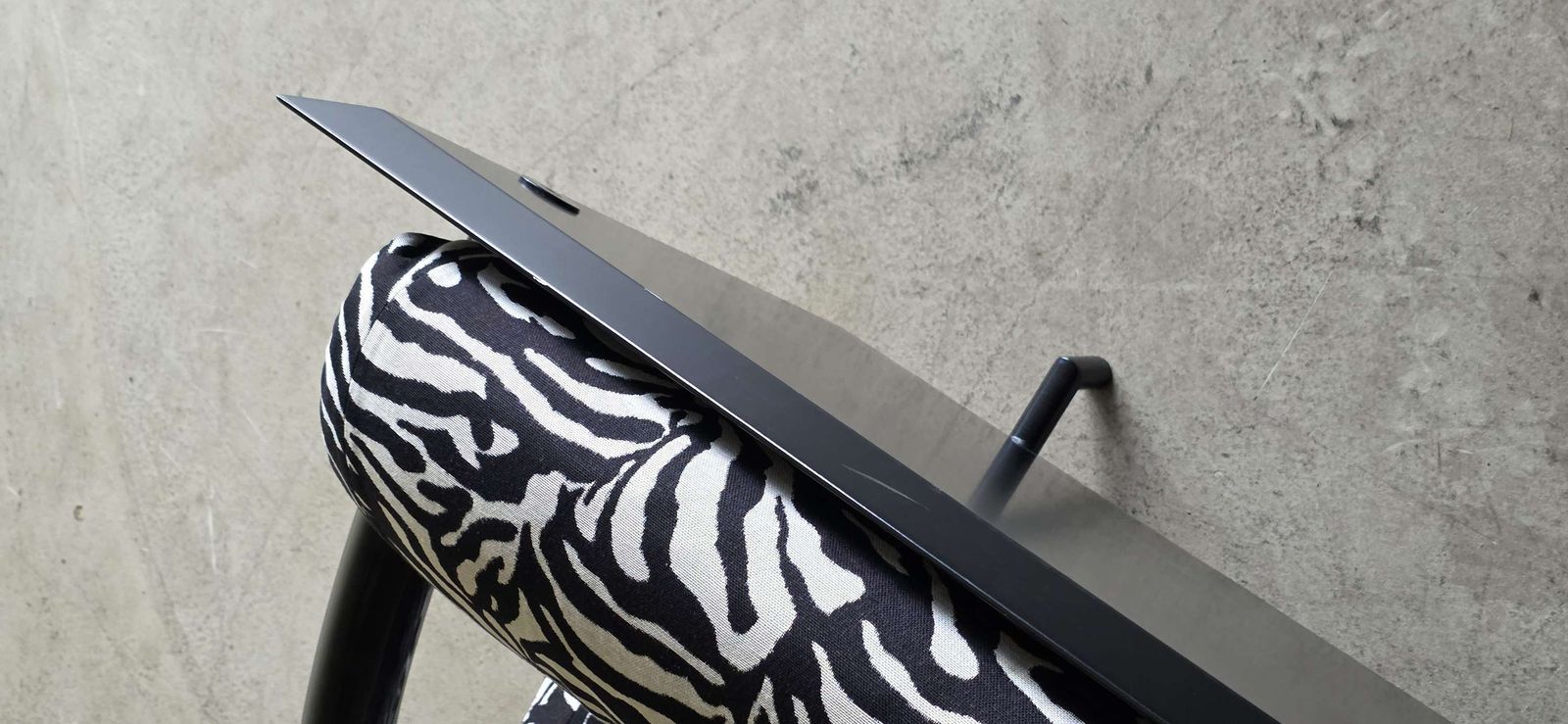 photo furniture Vintage, Black Modernist 2seater Sofa In Zebra Fabric
