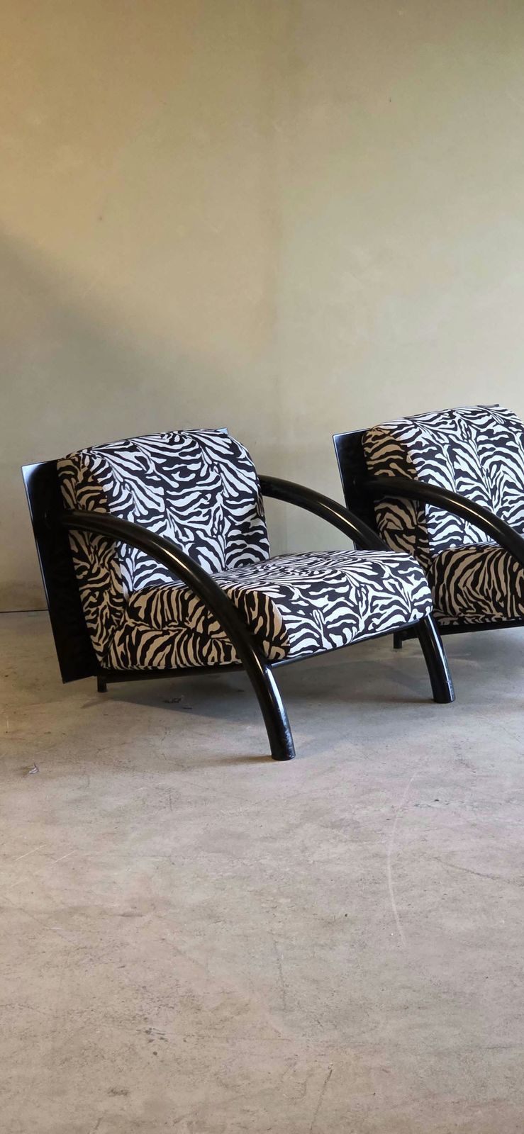 Ensemble de fauteuils post-modernes noirs à motif géométrique, coussins imprimé zèbre photo for sale